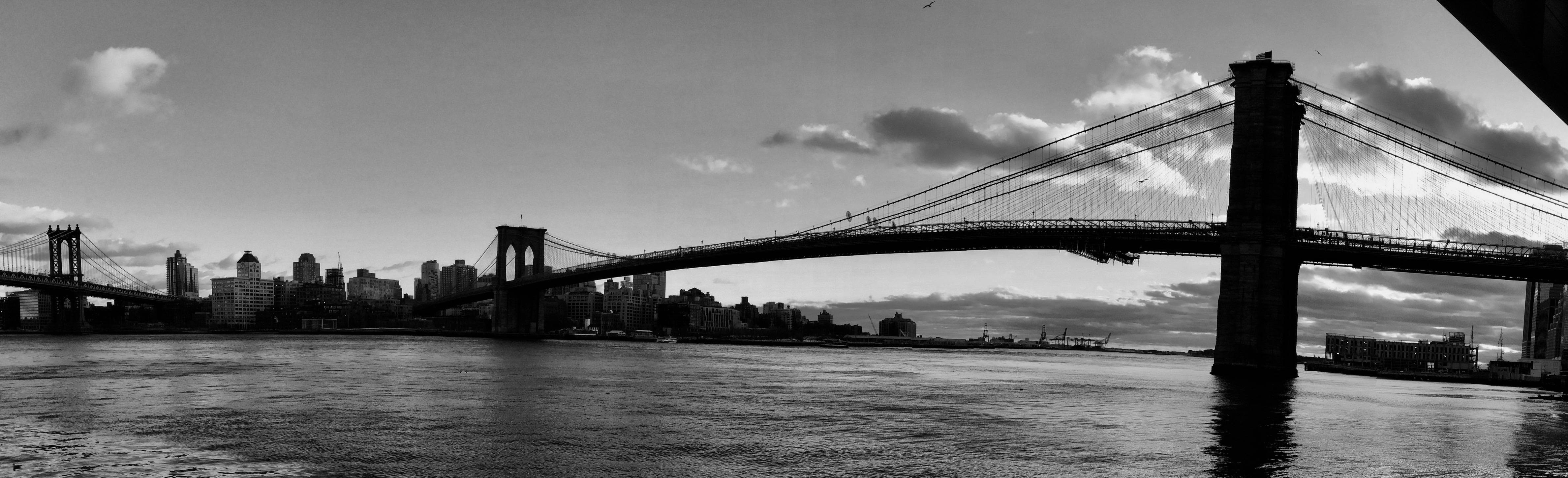 Photo of Brooklyn Bridge in black and white